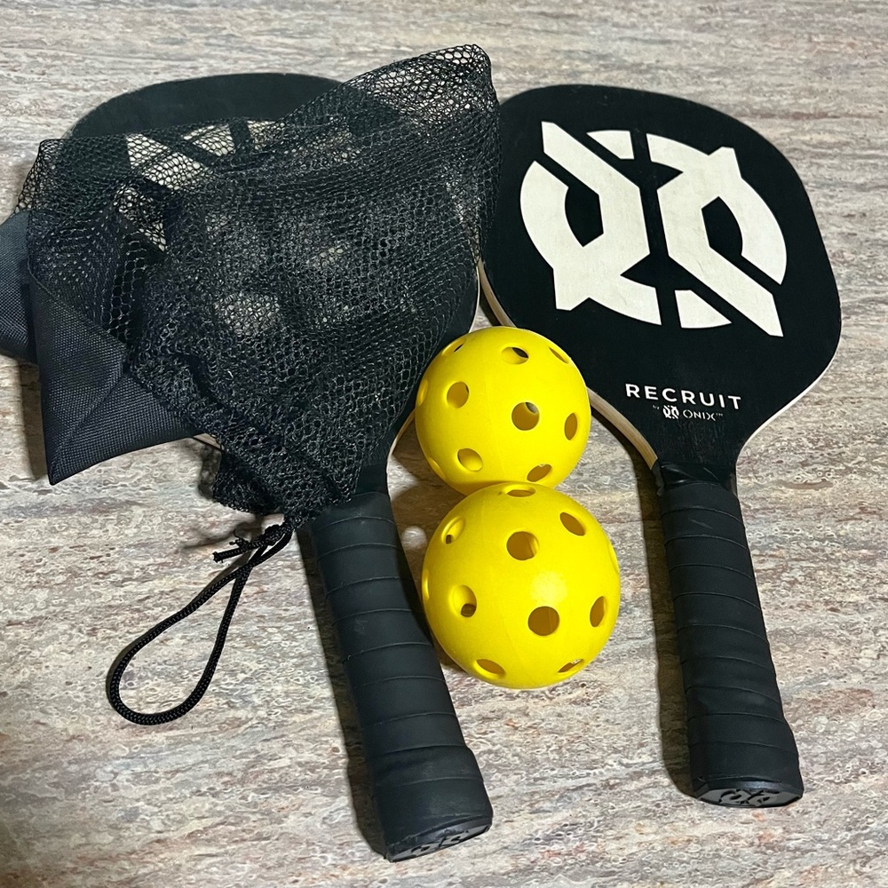 Onix Recruit Pickleball Set with Yellow Balls